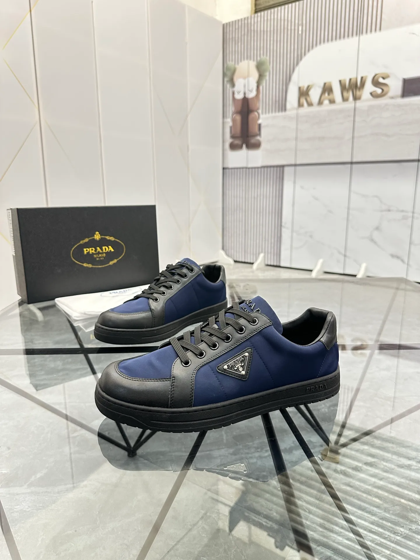 Men's shoes: 💰P400¥ Product trademark: Prada *"Prada*" low-top casual shoes Regular size: 38-44 (can be customized to 45) Product materials: imported cowhide leather upper spliced ​​with original fabric, sheepskin lining, original outsole. Number: 020
